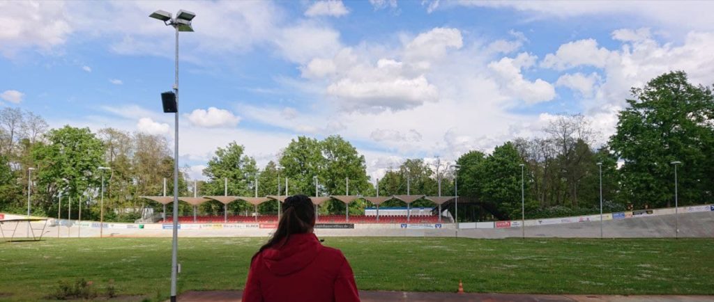 Archivfoto: Maja Wallstein MdB schaut auf einen Sportplatz