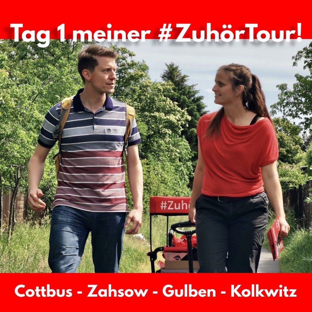Titelbild: Frau Wallstein mit einem Kollegen auf dem Weg in die nächste Ortschaft. Überschrift: Tag 1 meiner Zuhörtour! Unterschrift: Cottbus - Zahsow - Gulben - Kolkwitz