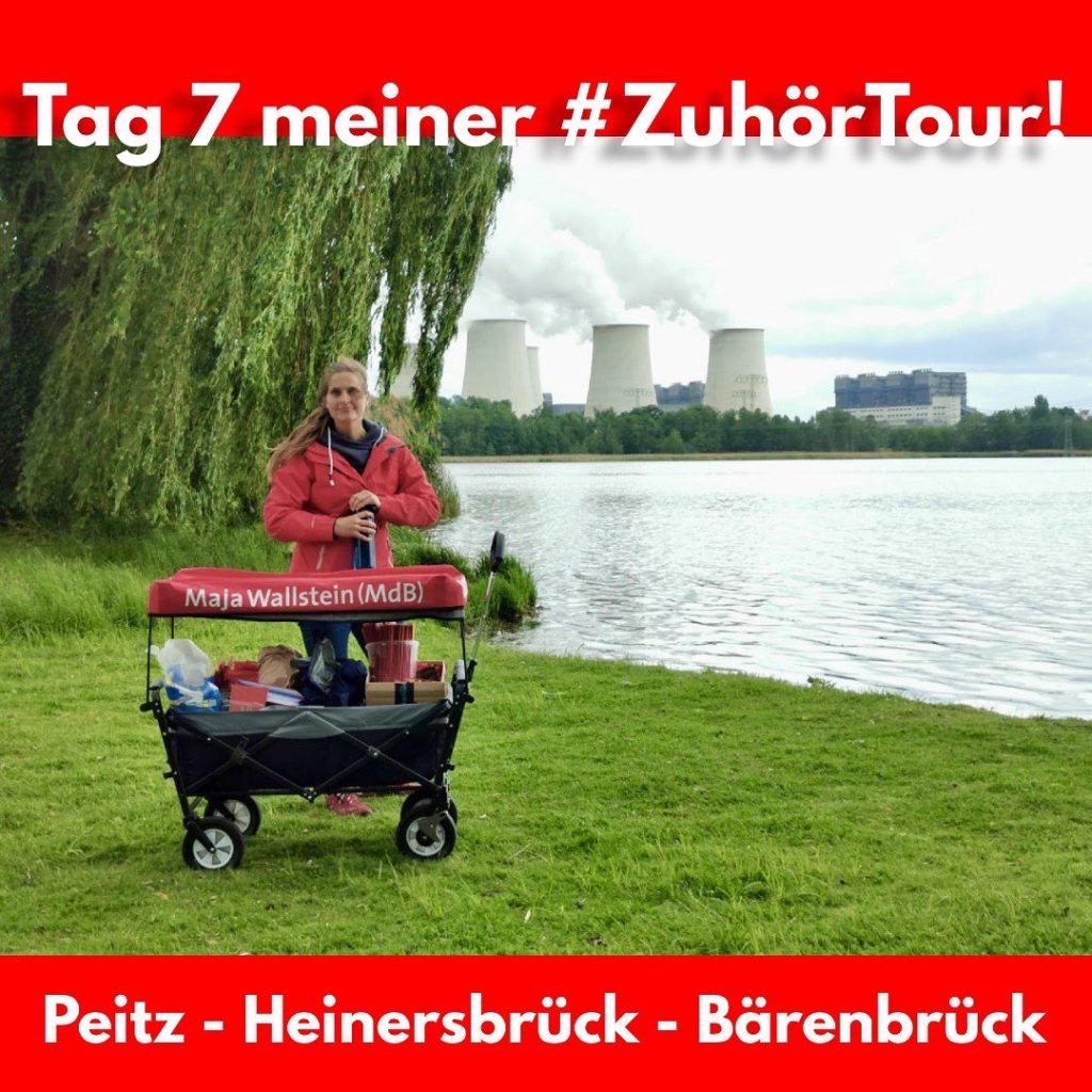 Titelbild: Frau Wallstein steht mit ihrem Bollerwagen vor einem See. Im Hintergrund erstreckt sich ein großes Atomkraftwerk. Überschrift: tag 7 meiner Zuhörtour. Unterschrift: Peitz - Heinersbrück - Bärenbrück.