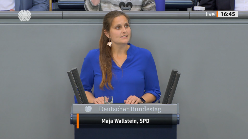 Bundestagsabgeordnete Maja Wallstein am Rednerpult während ihrer Rede vom 22. Juni 2023 zur Strukturförderung