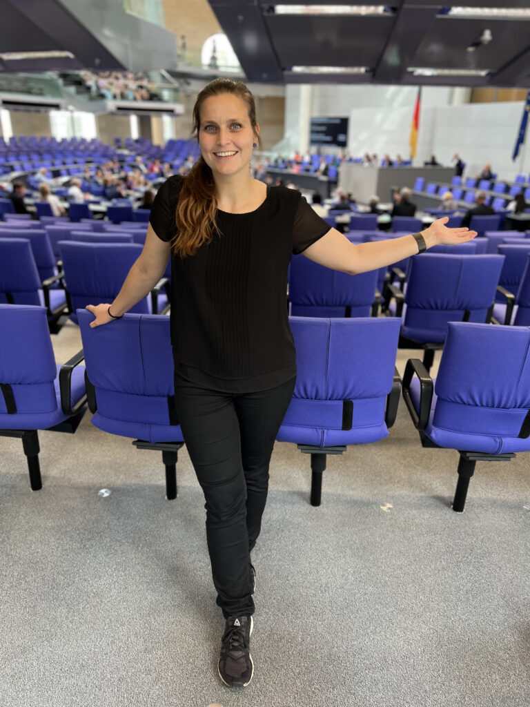 Maja Wallstein MdB für Cottbus und Spree-Neiße steht im Plenarsaal des Deutschen Bundestages