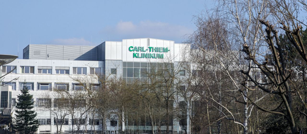 Das Foto zeigt die Außenansicht des derzeitigen Carl-Thiem-Klinikums in Cottbus, der zukünftigen "Medizinischen Universität Lausitz – Carl Thiem"
